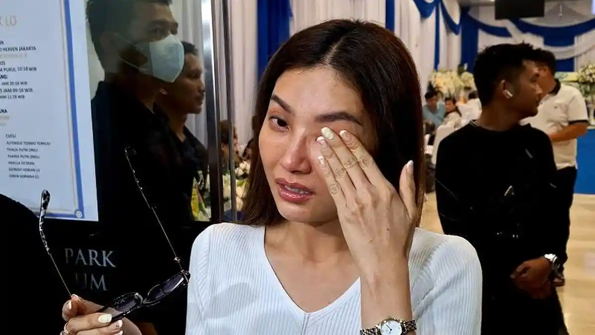 Tak Kuasa Tahan Air Mata Ditinggal Pergi Sang Ayah, Sarwendah: Dia Cinta Pertama Aku