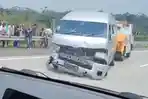 Video Kecelakaan Hiace di Tol Tengaran Semarang, Dua Ban Belakang Tiba-tiba Pecah