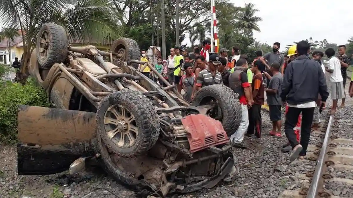 Strada Tauke Karet Terpental Ditabrak Kereta Babaranjang di Prabumulih, 3 Orang Terluka