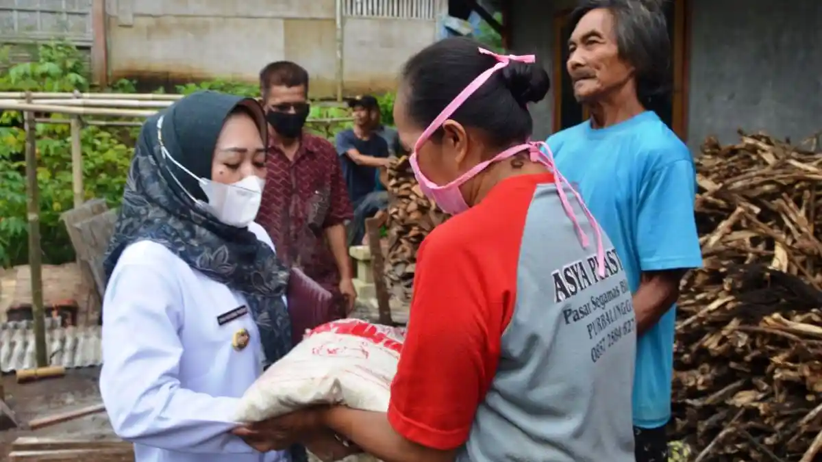 Terdampak Bencana Angin Kencang, Warga Babakan dan Selanegara Purbalingga Terima Bantuan