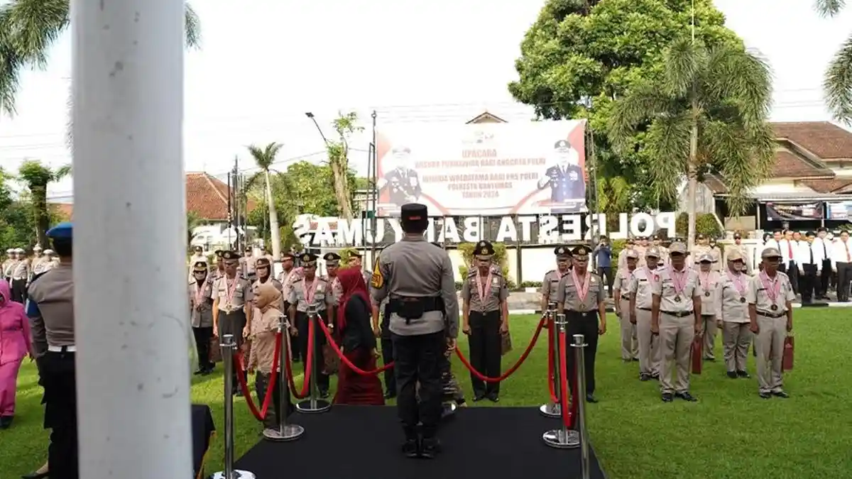 Upacara Purna Tugas 38 Anggota Polresta Banyumas, Begini Pesan Kombes Pol Ari Wibowo