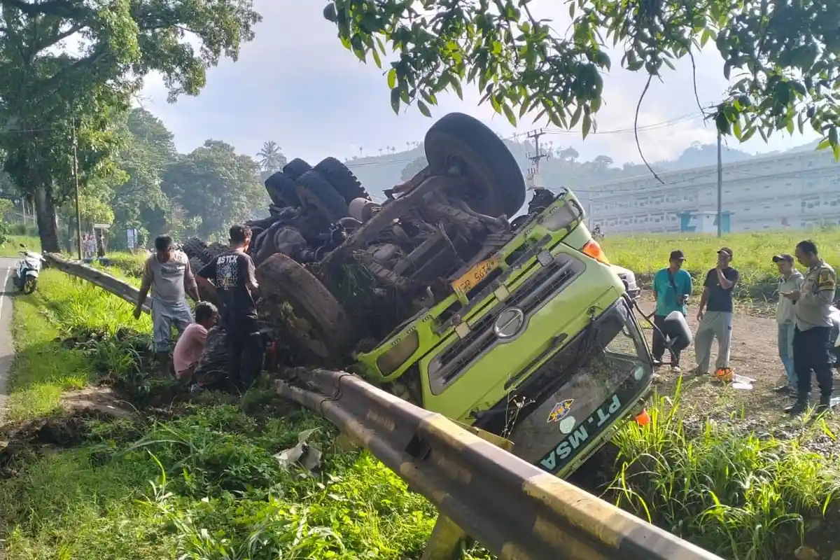Kecelakaan di Sukabumi, Truk Batu Bara Terguling hingga Terbalik di Pinggir Jalan, Sopir Terluka