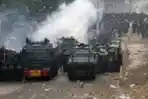 Mahasiswa Kembali Bentrok dengan Aparat di Depan Gedung DPR-MPR