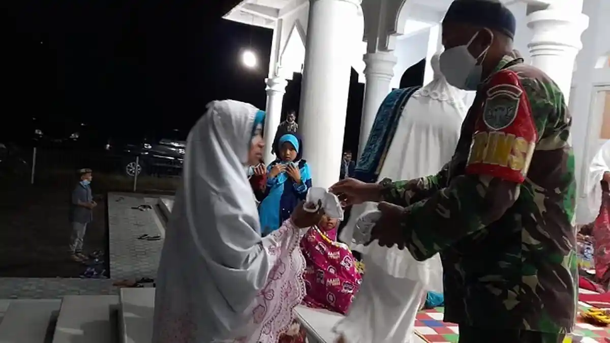 Cegah Penyebaran Covid-19, Kodim 0119/Bener Meriah Bagi-bagi Masker Gratis untuk Warga