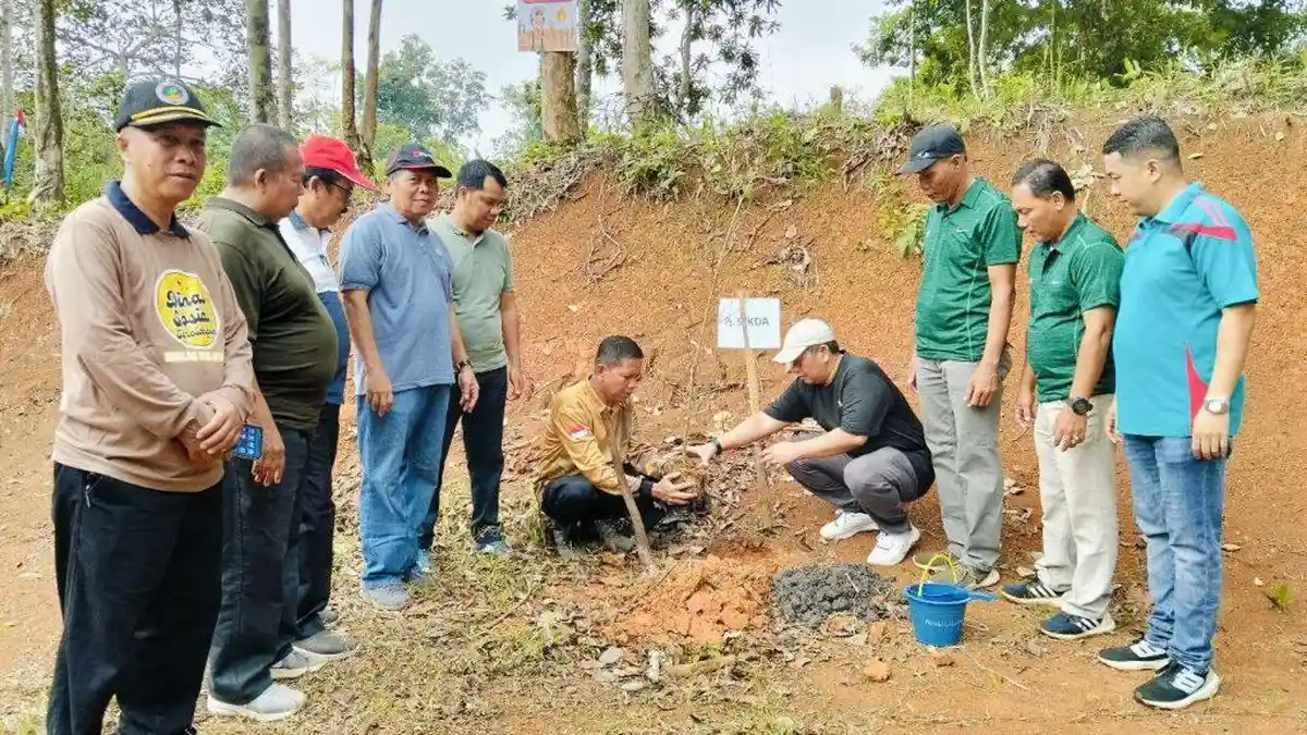 PJ Sekda Sarolangun Launching Koperasi Hijau Lestari, Tanam Pohon, hingga Sebar Bibit Ikan