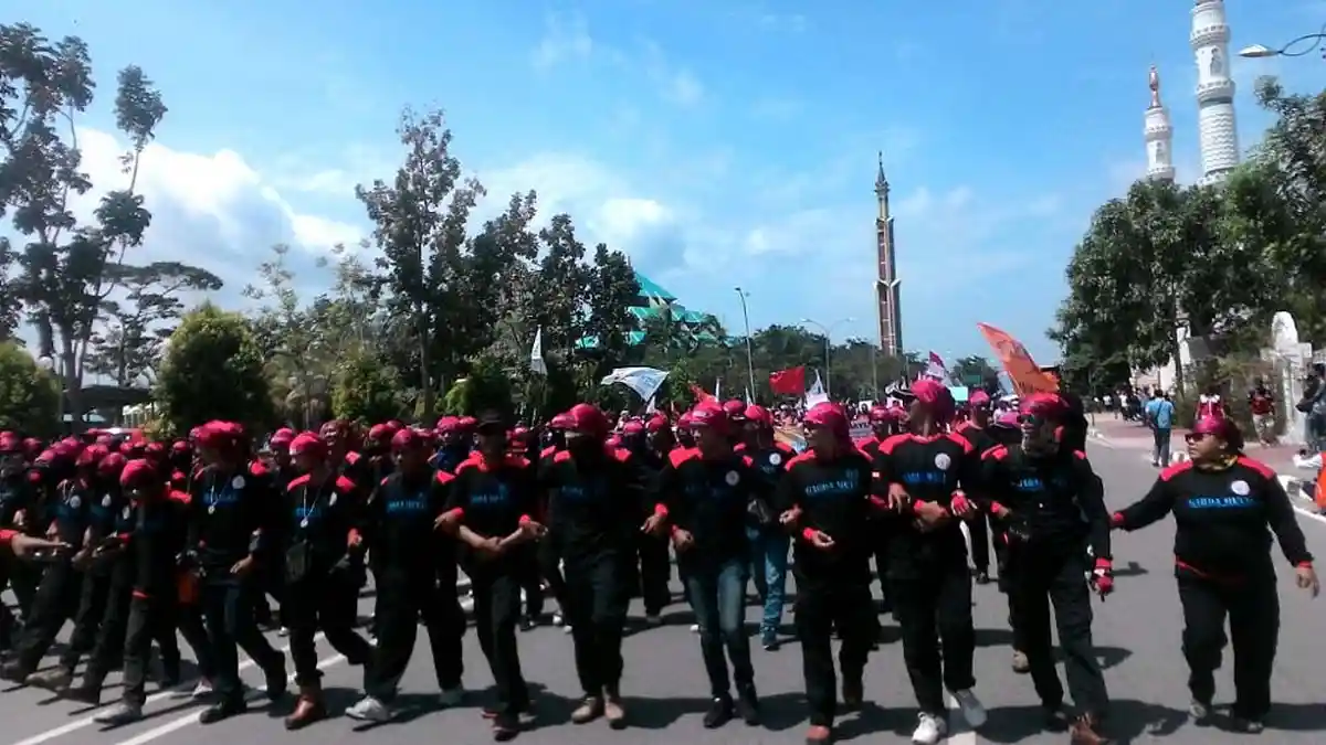 BREAKINGNEWS: Ratusan Buruh Gelar Demo di Kantor Walikota. Ini Tuntutan Mereka