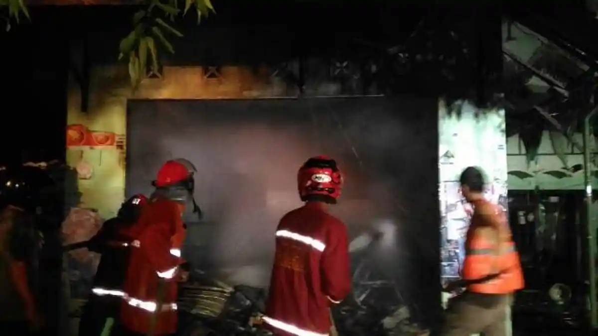 Kulkas Terbakar, Satu Toko Ludes Terbakar di Banjarbaru Selatan