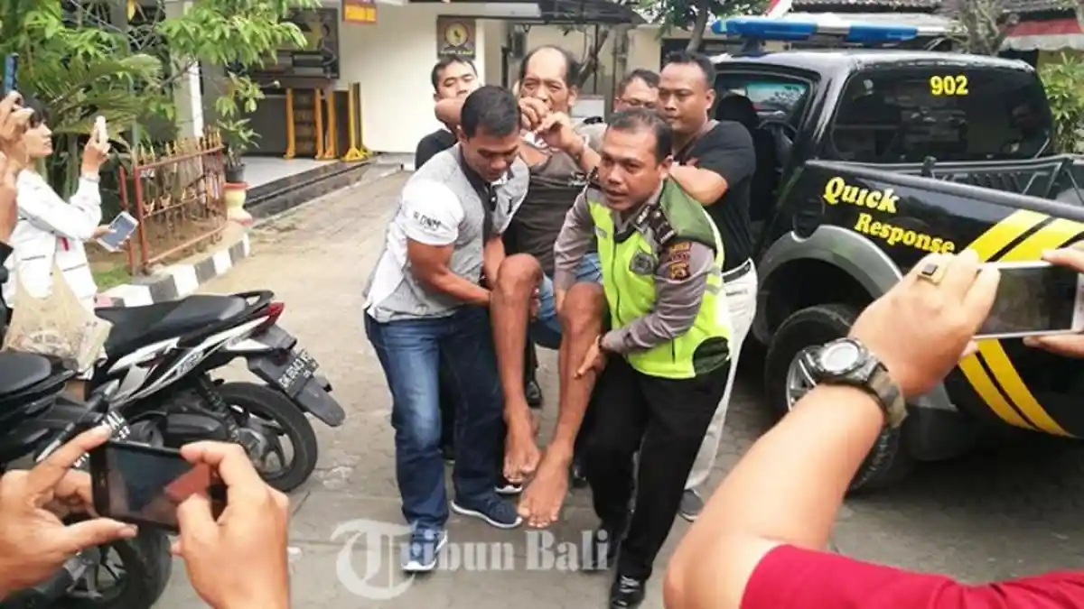 Cekcok Suami-Istri, Putu Coba Rampas Senjata  Polisi