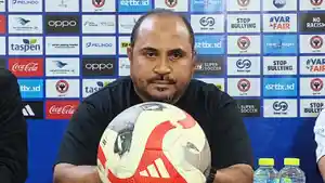 Pelatih-Kepala-Semen-Padang-FC-Imran-Nahumarury.jpg