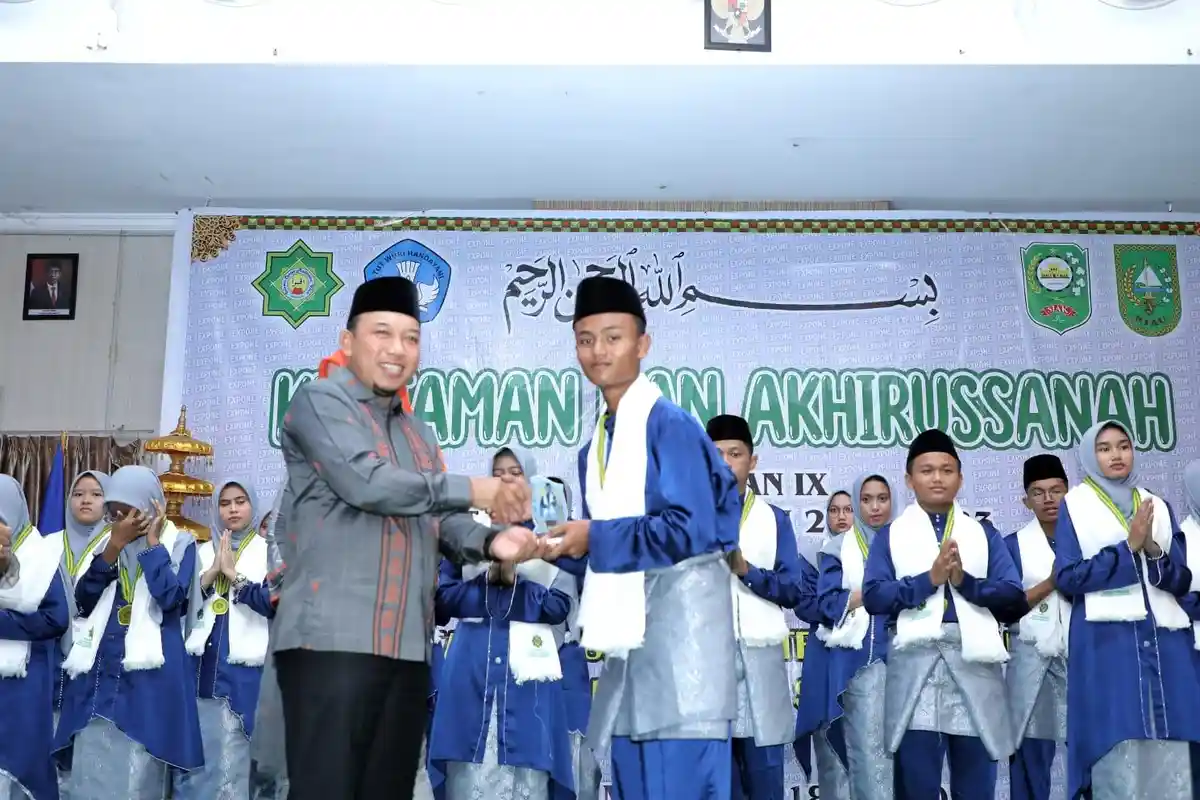 Hafal Alquran 20 Juz, Muhamad Hafizh Muttaqin Dapat Hadiah dari Wabup Siak
