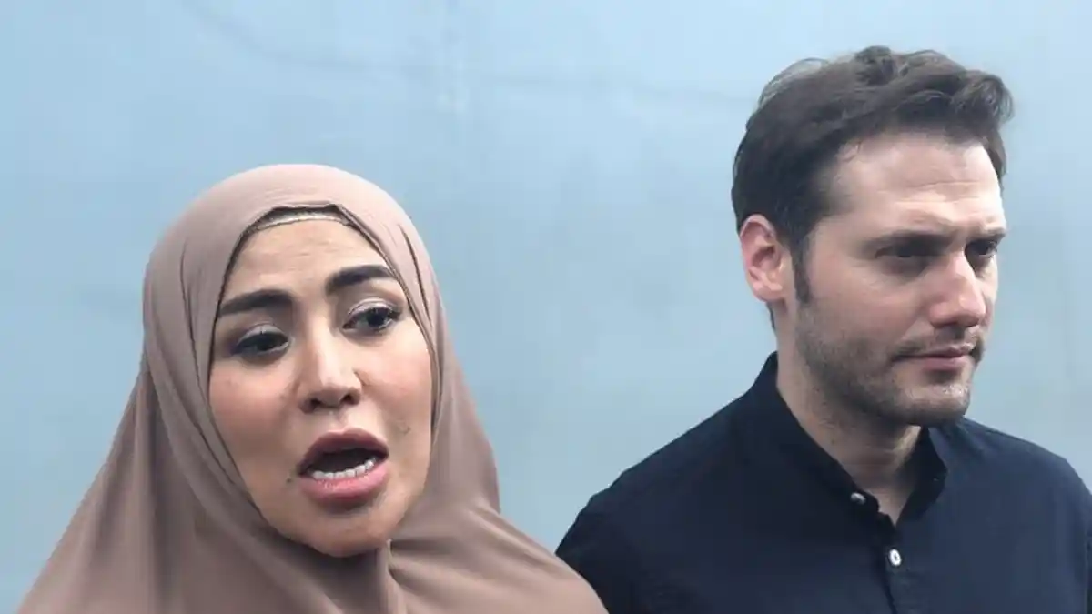 Cerita Cinta Penelope dan Suami yang Harus Sama-sama Berjuang Melawan Sakit