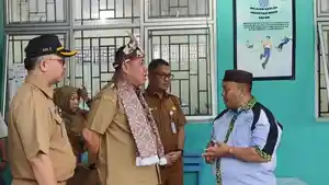 Hidayat-Arsani-berbincang-dengan-kepala-sekolah.jpg