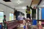 Satgas Pamtas Yonif Raider 142/KJ Perbaiki Gereja Bersama Jemaat