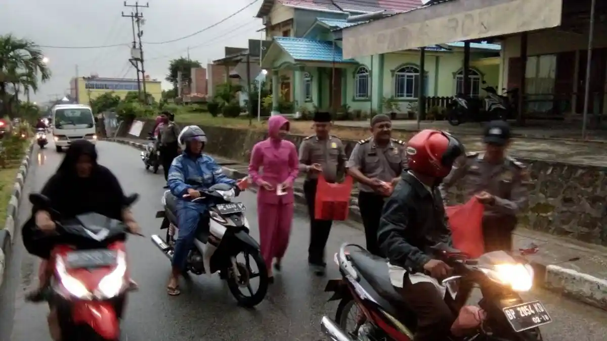 Polsek Tebing Karimun Bagikan 100 Takjil Gratis, Ini Imbauan Kapolsek Terkait Mudik