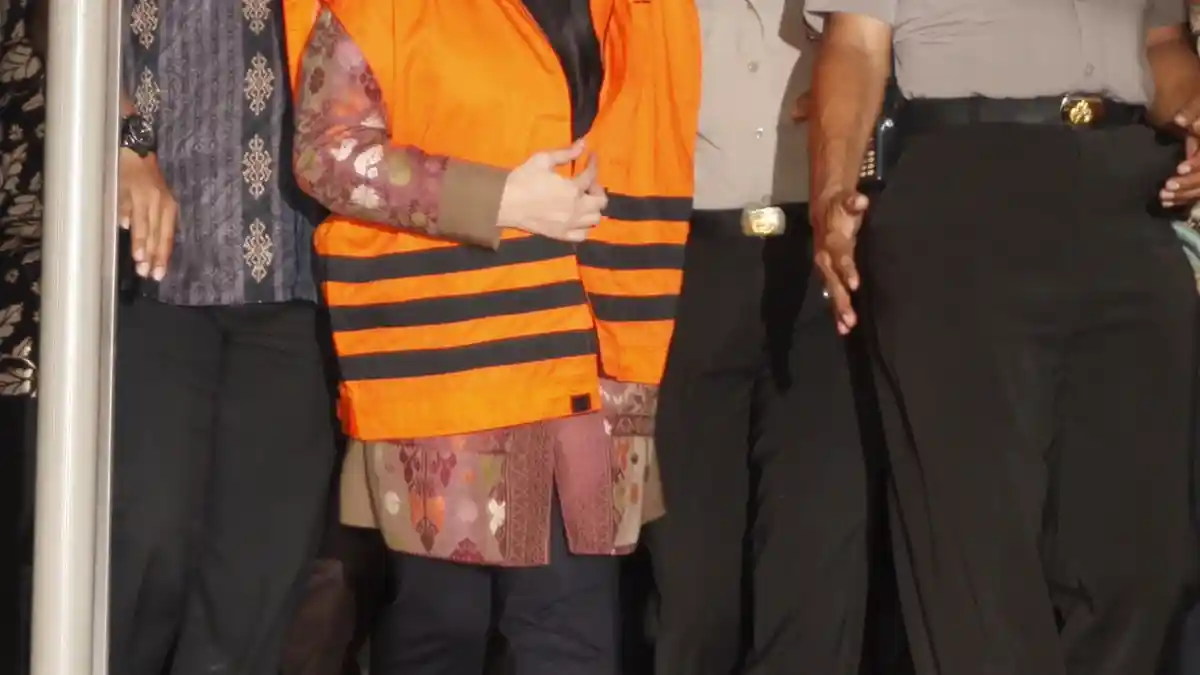 Di Dalam Rutan Ratu Atut Lepas Jilbab