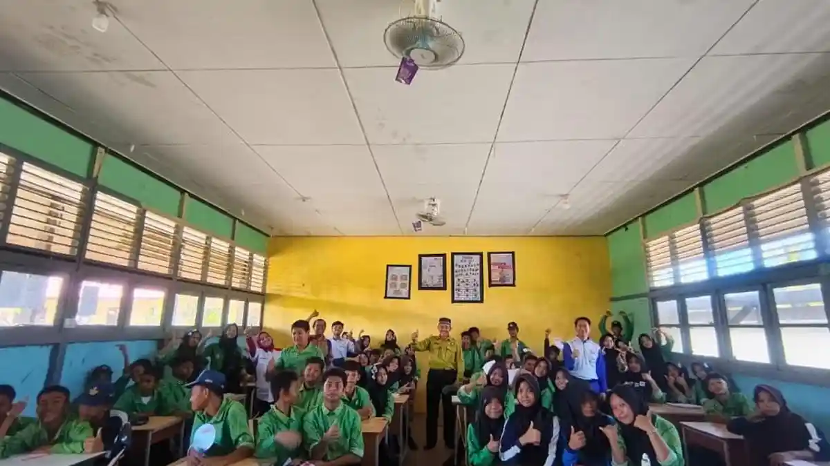 Komitmen Program Sinergi Bagi Negeri, Asmo Kalbar Berikan Edukasi Safety Riding untuk Siswa