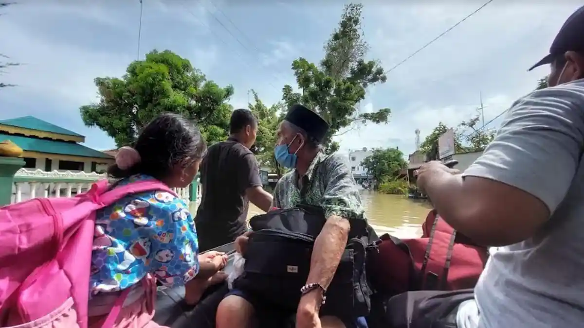 BANJIR Semakin Parah, Warga Sergai Akhirnya Pilih Tinggalkan Rumah