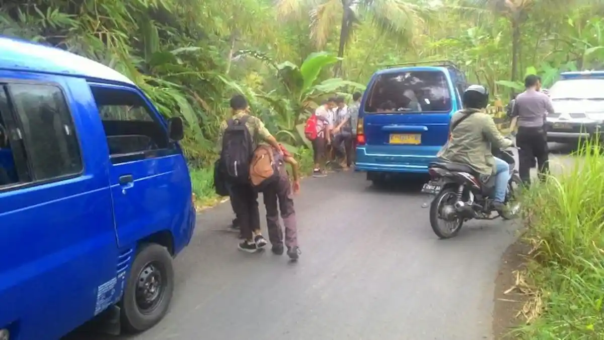 Pelajar Terpelanting dari Atap Angkutan Desa, Dua Orang Patah Tangan