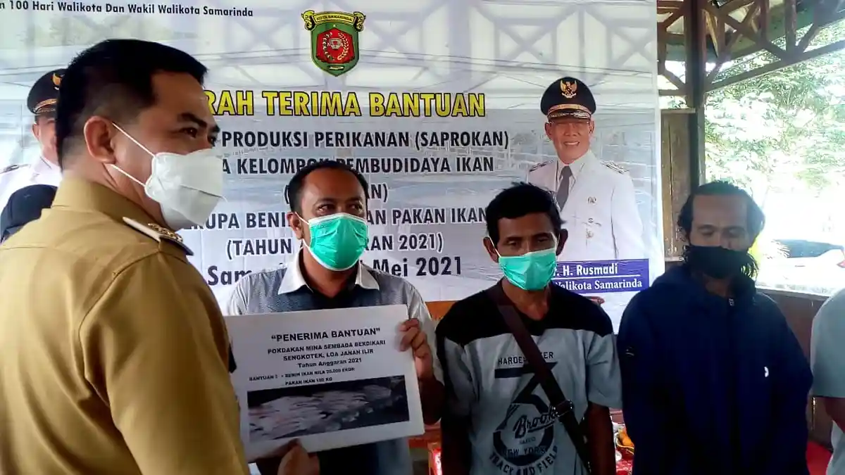 Walikota Samarinda Andi Harun Beri Bantuan Benih dan Pakan ke Kelompok Budidaya Ikan di Mugirejo