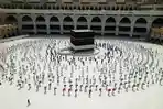 ratusan-jemaah-muslim-mengelilingi-kabah-di-masjid-al-haram.jpg