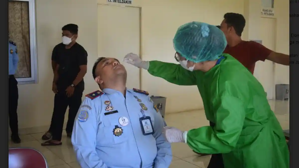Kembali Bekerja Pascalibur Lebaran 2022, Pegawai Imigrasi Labuan Bajo Jalani Swab Antigen