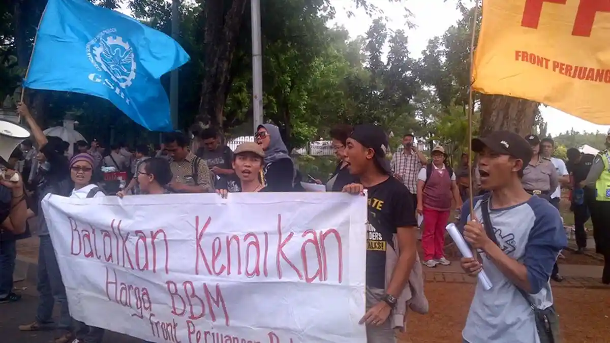 Sembilan Buruh Serbu Istana Teriak Jokowi-JK Boneka Amerika