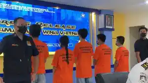 Imigrasi-Baubau-Deportasi-4-Pria-dan-1-Wanita-WNA-Vietnam-Gegara-Penyalahgunaan-Izin-Tinggal.jpg