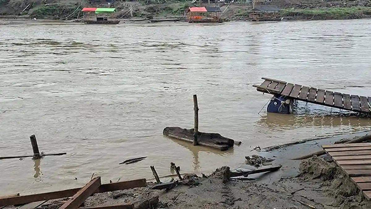 Arus Sungai Deras, Penyeberangan Warga di Pante Lhong Terkendala, Satu Perahu Ketek Dibawa Arus