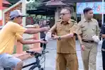 Bagikan Takjil, Dinkes Brebes Ingatkan Warga Jaga Kesehatan Disaat Berpuasa