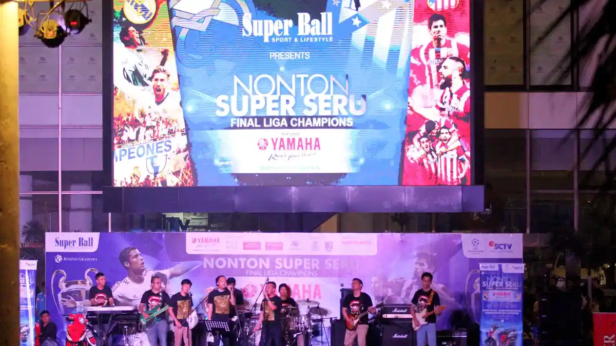 Nonton Bareng di Six Point Cafe  Sanur dengan  Dua Layar Besar