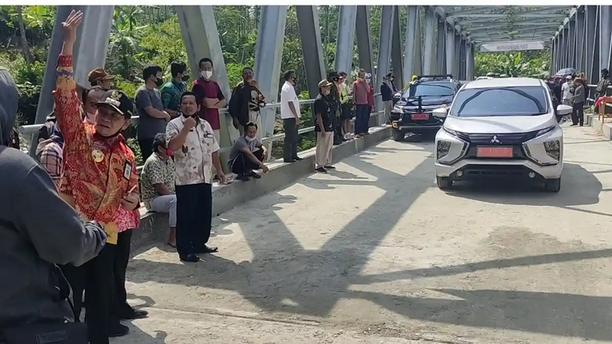 Belasan Mobil Diparkir Berjejer, Cara Bupati Banjarnegara Simulasikan Kekuatan Jembatan Plipiran