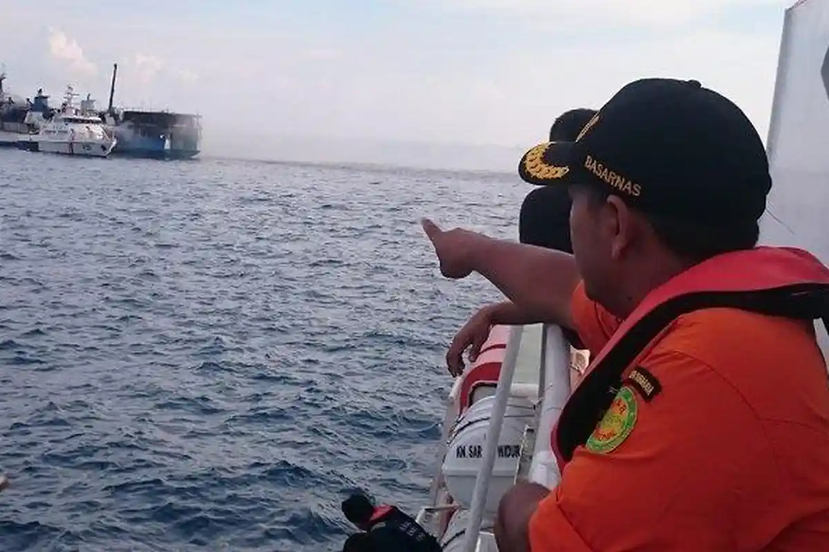 REKAMAN VIDEO KM Gerbang Samudra I Terbakar, 130 Penumpang di Dalamnya, 3 Orang Hilang