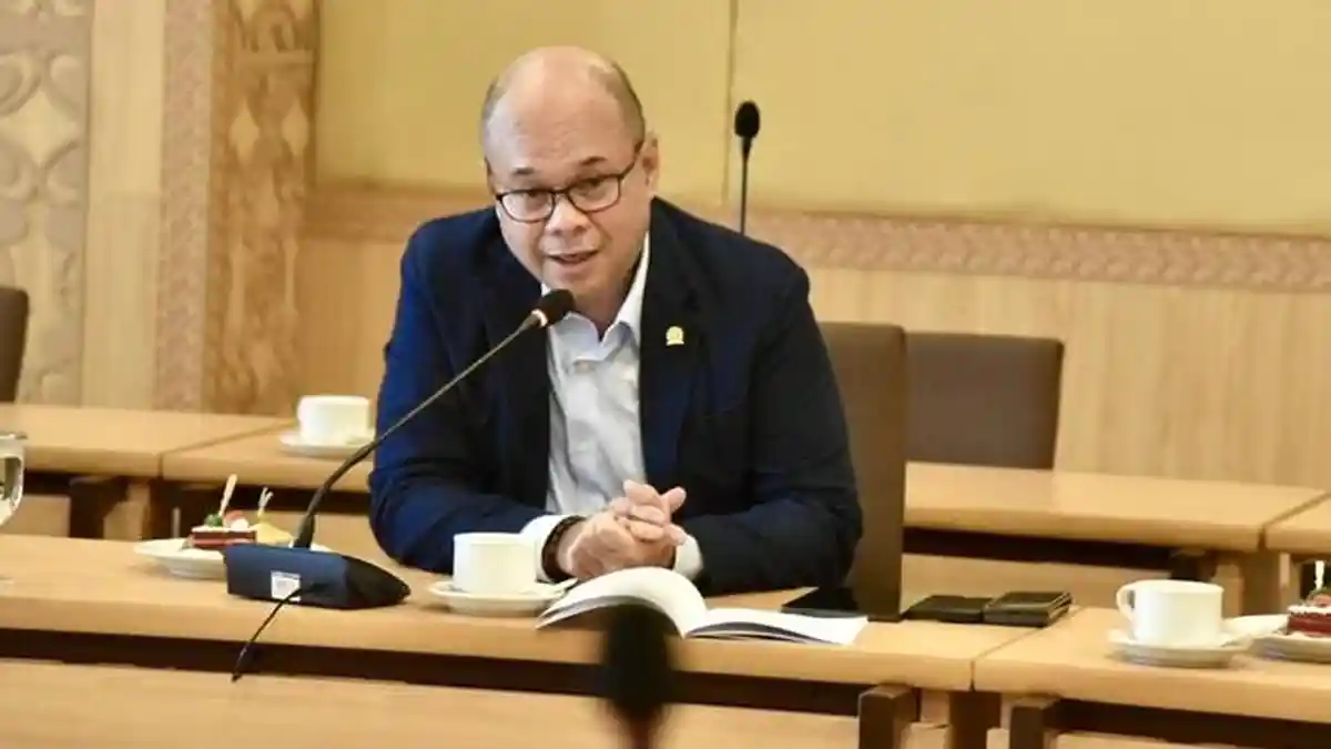 Jangan Pilih Jumat! DPR Ungkap Dampak Tersembunyi Kebijakan WFH