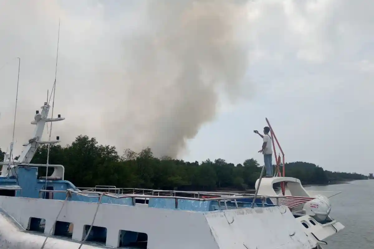 Tim Gunakan Air Parit Padamkan Api yang Mengarah ke Pangkalan Minyak DJBC Khusus Kepri