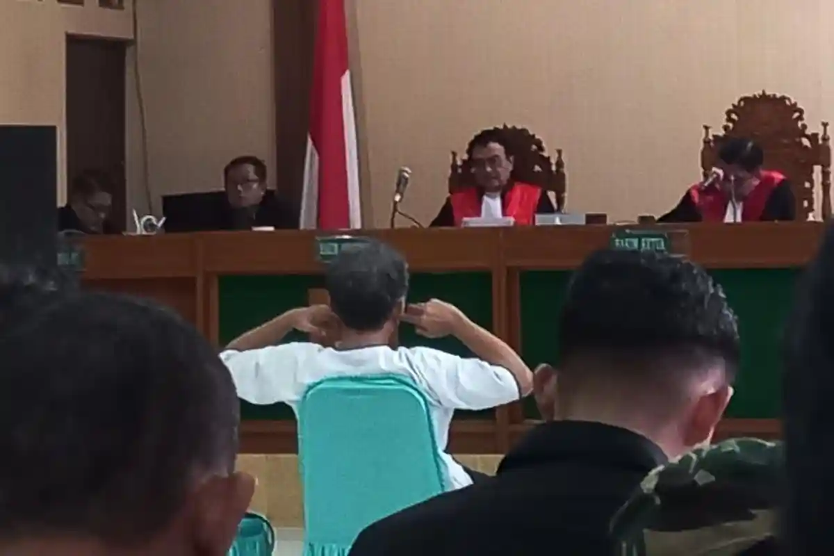 Bambang Tri Tutup Telinga saat Sidang, Penulis Buku Jokowi Undercover Dituntut 10 Tahun Penjara