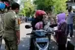 Razia Masker Melanggar Dihukum Nyapu Kuburan Bergota