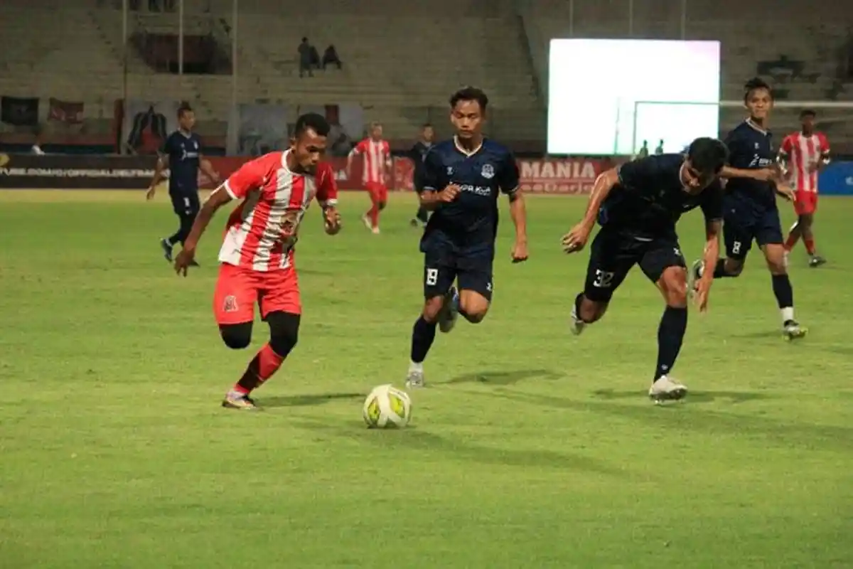 Pelatih Deltras Sidoarjo Ibnu Grahan Diminta "Out" Deltamania Usai Kalah di Launching Tim