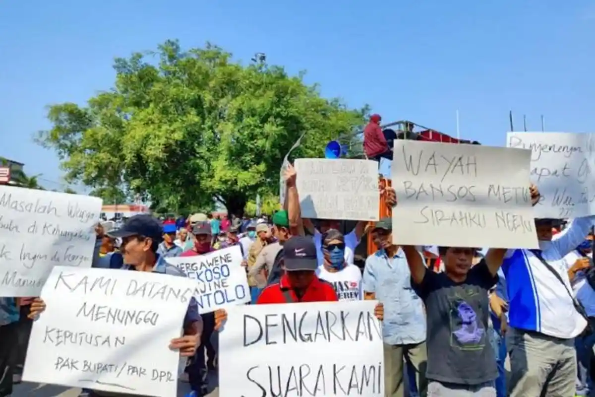 Spanduk Menggelitik, Wayah Bansos Metu Sirahku Ngelu di Demo Ketua RT dan RW di Pati