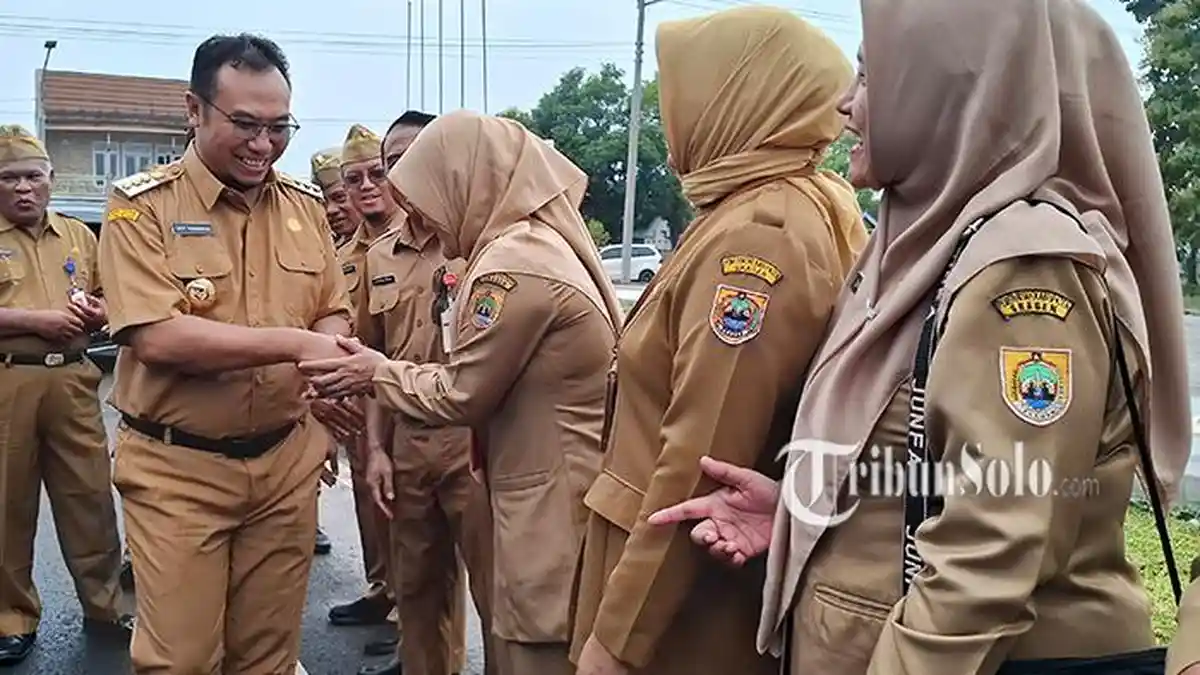 Hari Pertama Ngantor Setelah Sepekan Ikut Retret, Bupati Sragen Sigit Cek Kantor hingga Pimpin Apel