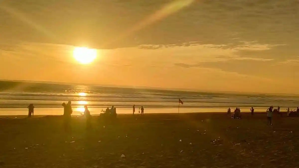 Sore Hari Pantai Barat Pangandaran Diburu Wisatawan untuk Menikmati Keindahan Sunset