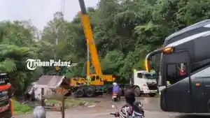 PROSES-EVAKUASI-TRUK-Penampakan-arus-lalu-dasi-d-lancar.jpg
