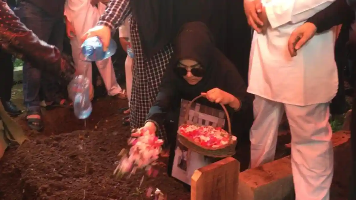 Tangis Syahrini Saat Antar Sang Kakak Menuju Peristirahatan Terakhir