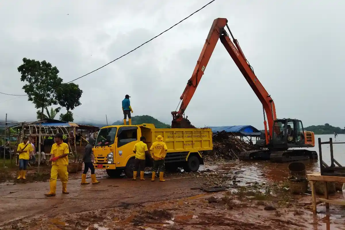 Sudah Tua, Dua Unit Truk Pengakut Sampah Milik DLHK Sumedang Rusak