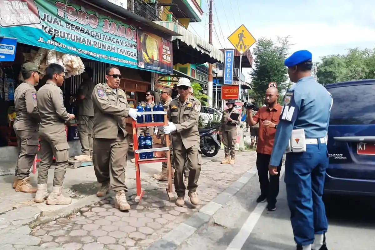 Satpol PP Balikpapan Gelar Operasi Gabungan, Sasar Penjualan BBM Eceran dalam Botol