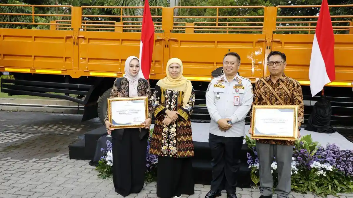 Khofifah Serahkan 6 Truk Normalisasi Dimensi, Target Jatim Zero ODOL 2027