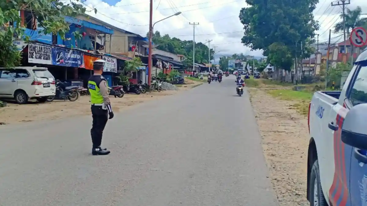 Polantas Atur Lalu Lintas di Jalan Raya yang Rawan Laka Lantas