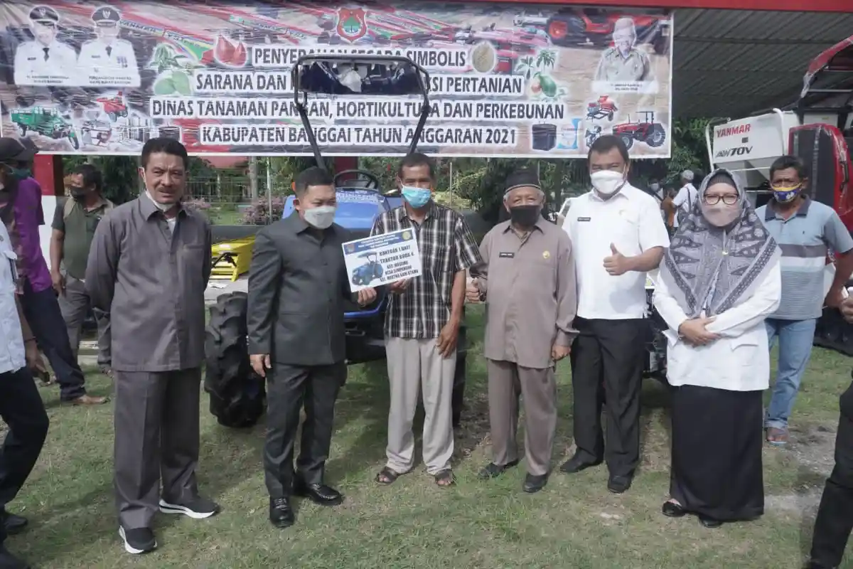 Bupati Banggai Beri Penghargaan untuk Penyuluh Pertanian Teladan dalam Program IPDMIP