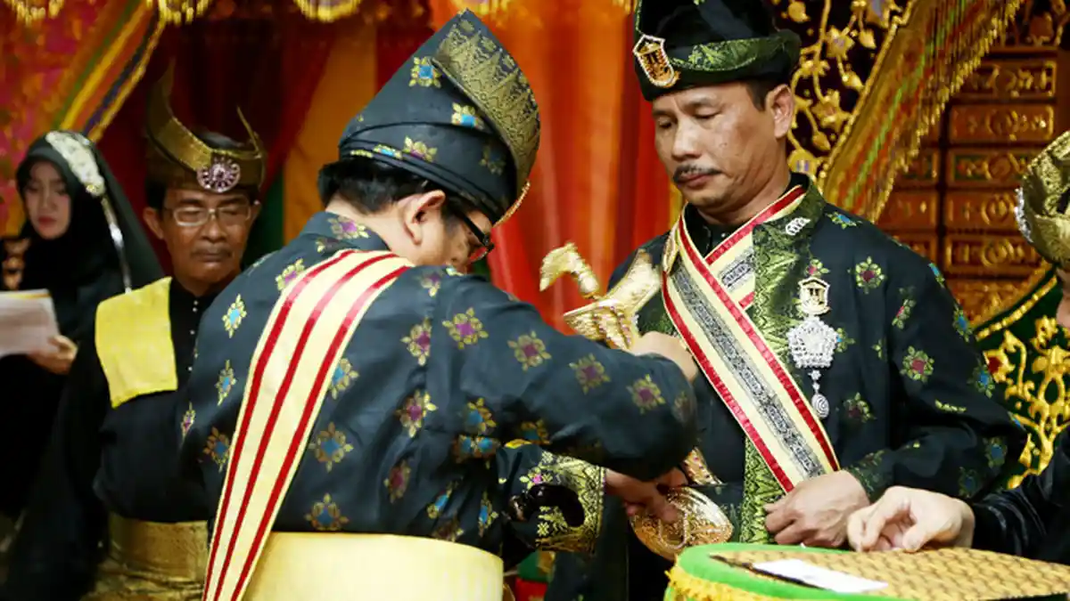 Lembaga Adat Melayu Berikan Walikota Batam Gelar Datuk Setia Amanah - walikota-batam-h-muhammad-rudi-menerima-gelar-datuk-setia-amanah-dari-lembaga-adat-melayu_20160401_210105.jpg