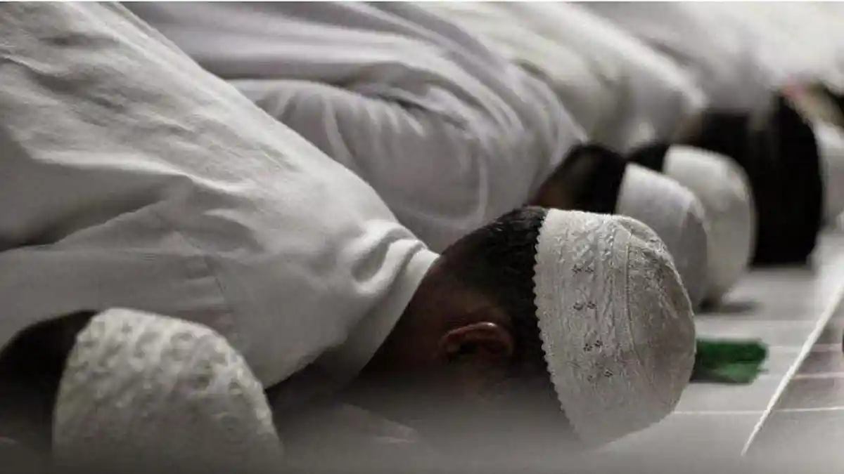 Bacaan Doa Selepas Sholat Maghrib & Subuh, Lafazkan Surat Al - Qadr Lengkap dengan Keutamaannya
