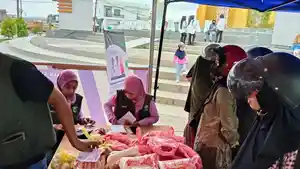 Masyarakat-antre-berbelanja-bahan-pokok-di-Gerakan-Pangan-Murah-GPM-Mamuju-Tengah.jpg